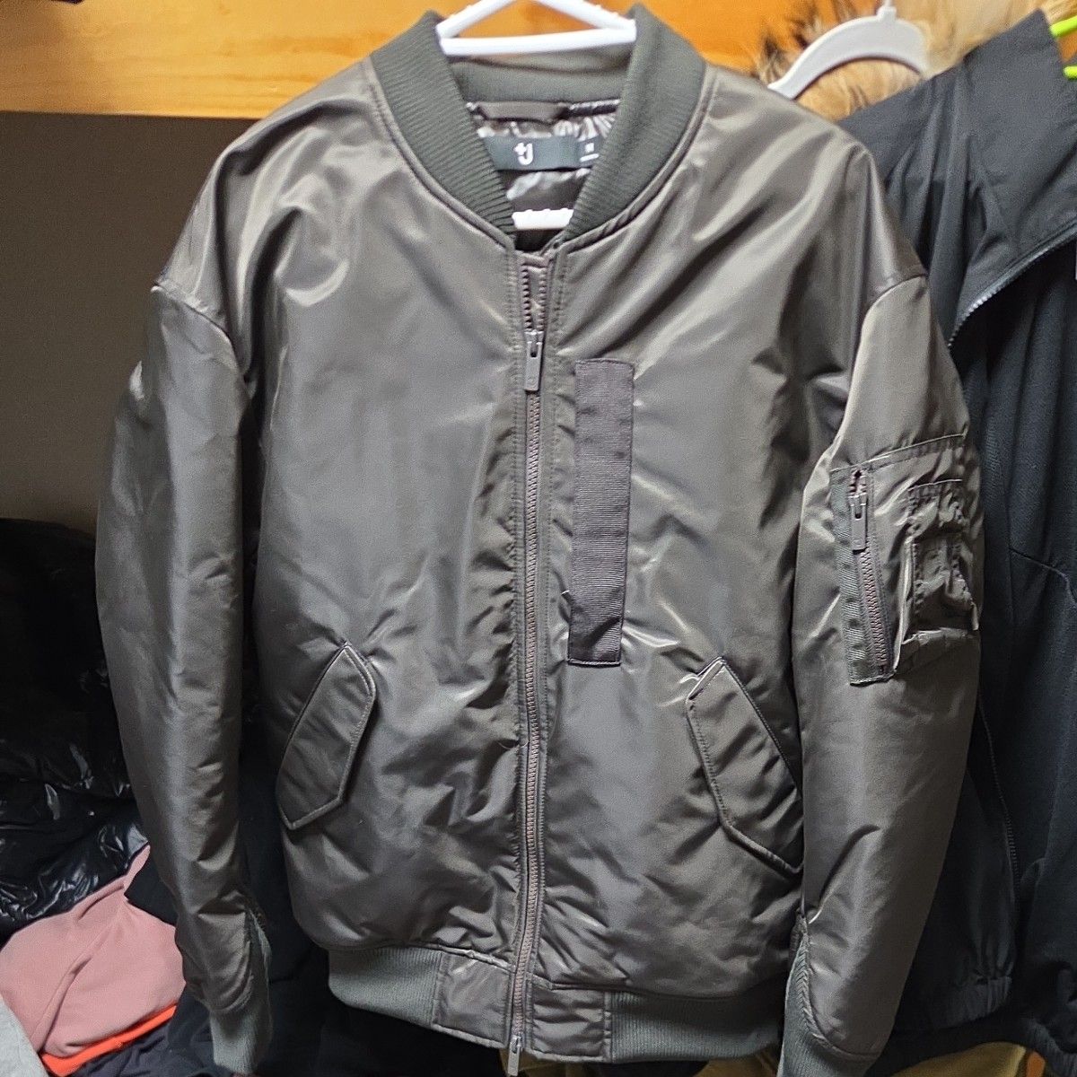 UNIQLO +J ハイブリッド ダウンジャケット MA-1 復刻版 カーキM ジル