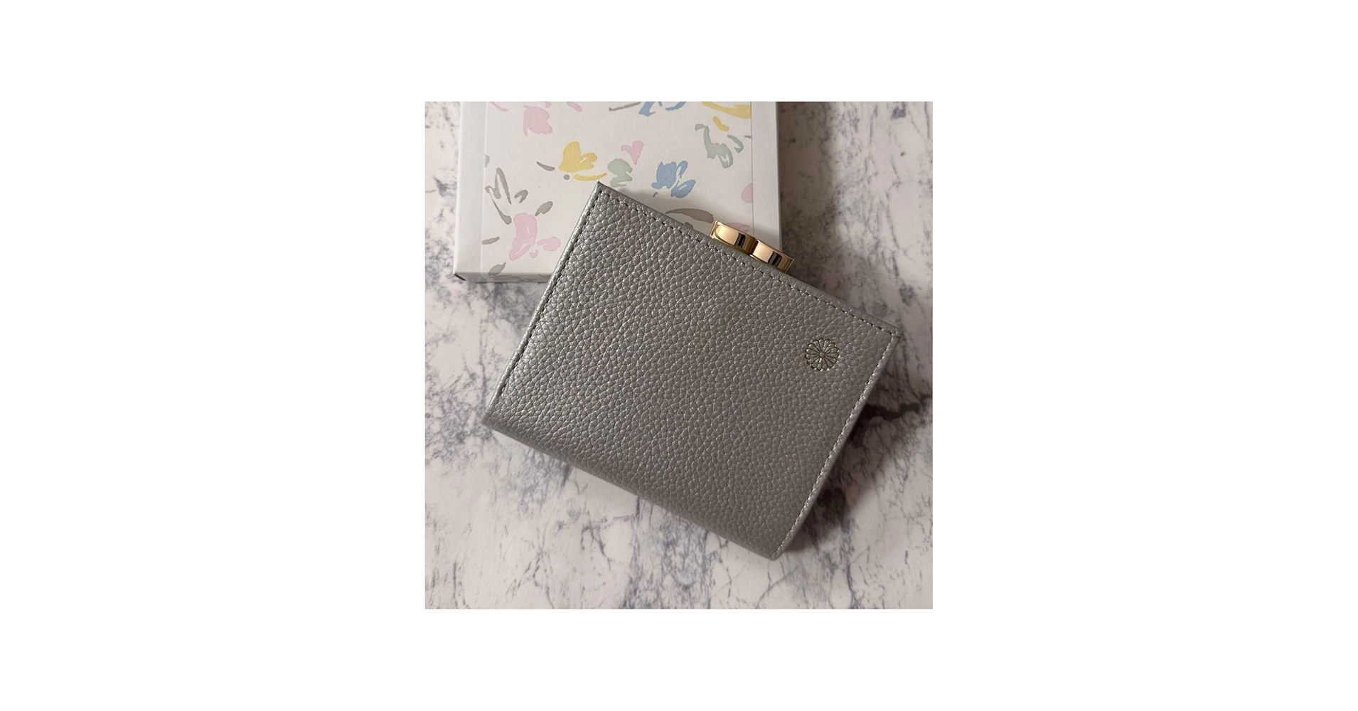 Amazon.co.jp: 皇居限定 がま口 二つ折り財布 シルバー 菊紋 牛革